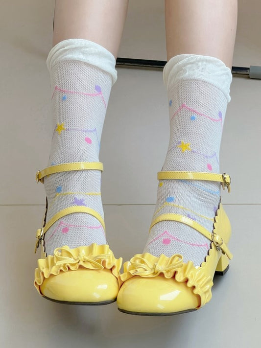 Mit weiß/beigen gepunkteten Socken, Wadenmuster, Stern und Hohl-out