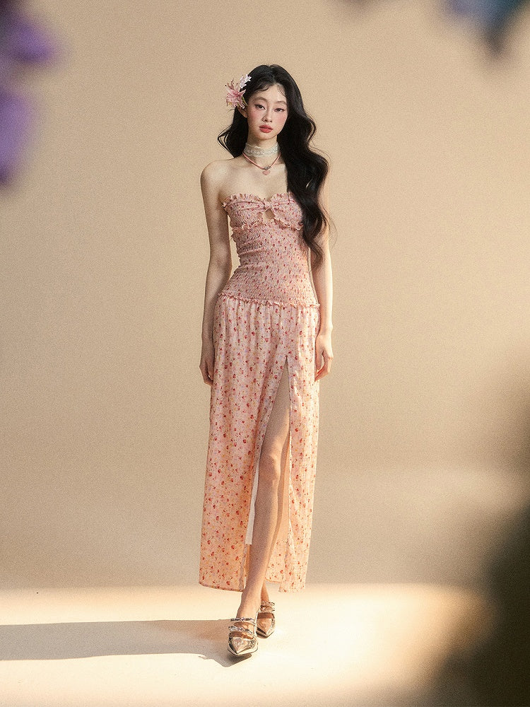 ストラップレスドレス、伸縮性のある太もも丈スリット、花柄ウエスト、ピンクのスウィートハートネックライン、スモック