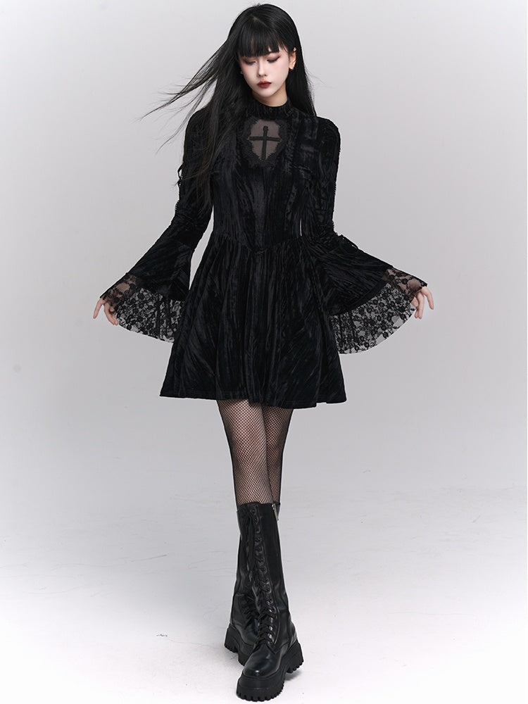 Robe noire en dentelle croisée gothique avec détails lacés aux manches cloche