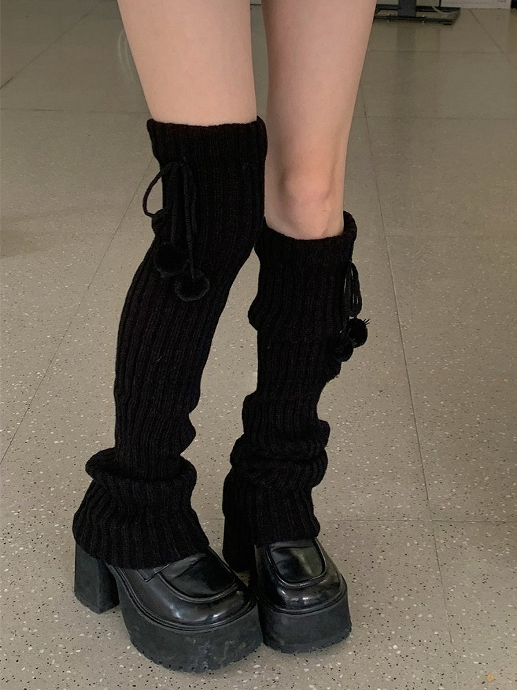 Gestrickte Beinwärmer mit Pompons in Weiß/Beige/Hellgrau/Schwarz