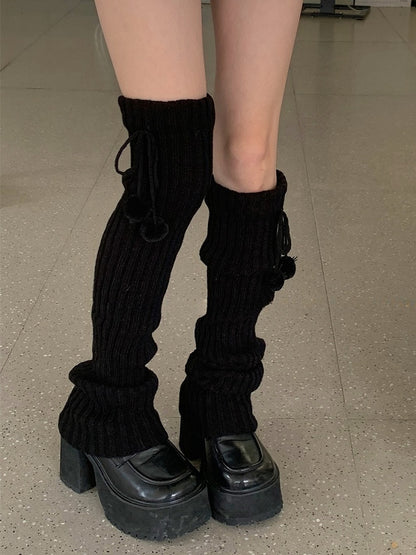 Gestrickte Beinwärmer mit Pompons in Weiß/Beige/Hellgrau/Schwarz