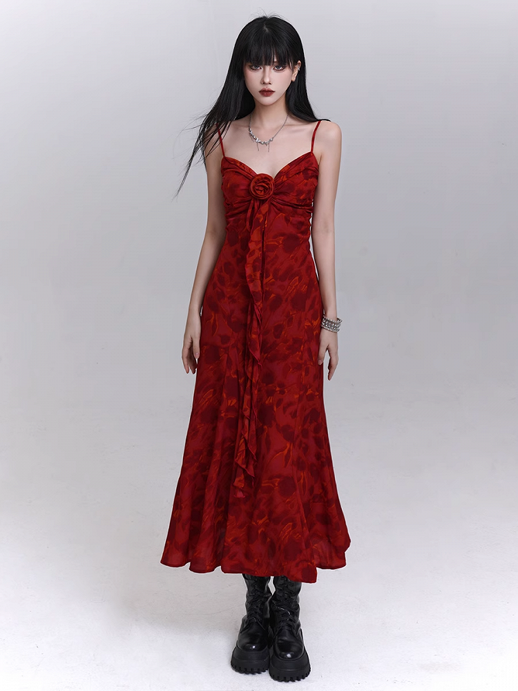 レッドのスウィートハートネックライン、カスケーディングフリル、フローラルキャミドレス