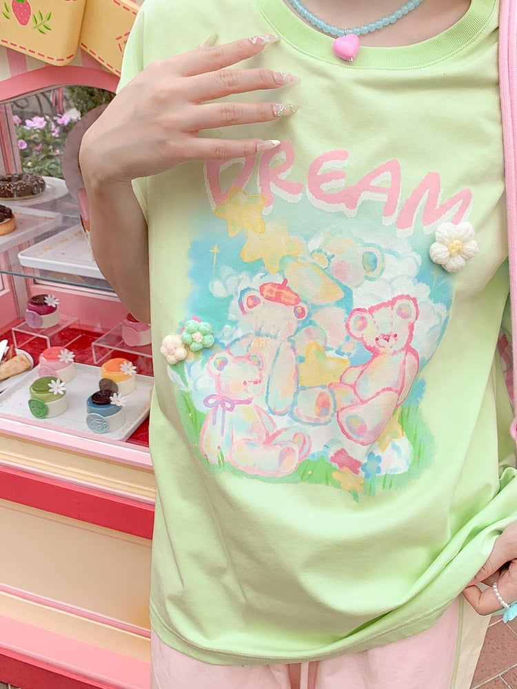 Grünes, lockeres Strick-T-Shirt mit Rundhalsausschnitt und Blumenakzenten und Teddybär-Print