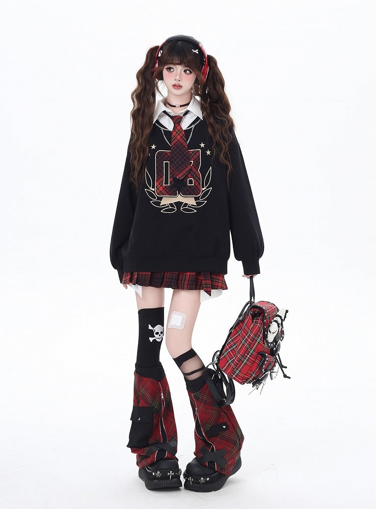 Schwarzes, adrettes, zweiteiliges, lockeres Sweatshirt mit rot karierter Krawatte