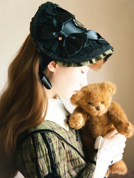 Akzente mit Lolita-Schleife, grün/rot bestickte Motorhaube, schwarze Rose