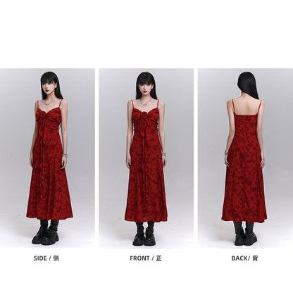 レッドのスウィートハートネックライン、カスケーディングフリル、フローラルキャミドレス