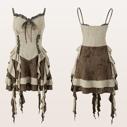 Plus Size Camisole-Kleid mit baskischer Taille und kaskadierenden Rüschen im Used-Look, Ödland-Punk-Stil, braune Löcher