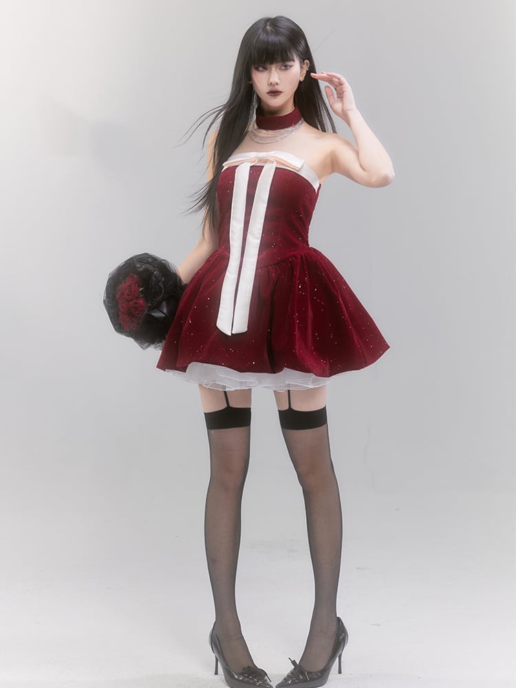 Rotes, schulterfreies Kleid mit Pailletten und großer Schleife