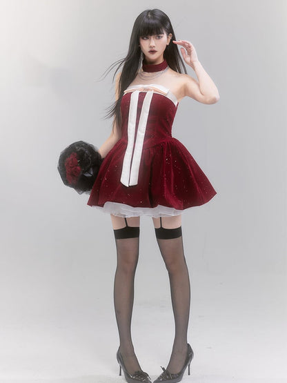 Rotes, schulterfreies Kleid mit Pailletten und großer Schleife