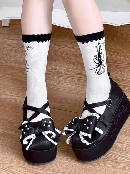 Lolita-Socken mit gepunktetem Schwert und schwarzem Muster und Spinnenmuster