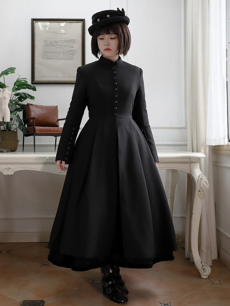 Schwarzer Mantel mit Stehkragen und langen Ärmeln