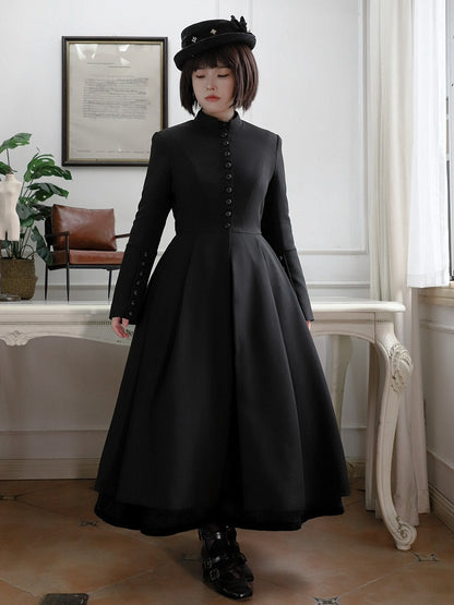 Schwarzer Mantel mit Stehkragen und langen Ärmeln