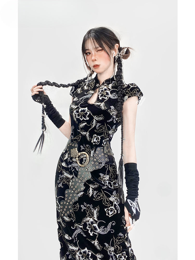 Schwarzes Qipao-Kleid aus Samt mit Blumenstickerei, Ausschnittdetail und Knotenknopf