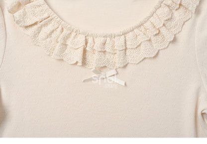 Beiges Slim-Fit-Top mit Spitzenbesatz und Rundhalsausschnitt