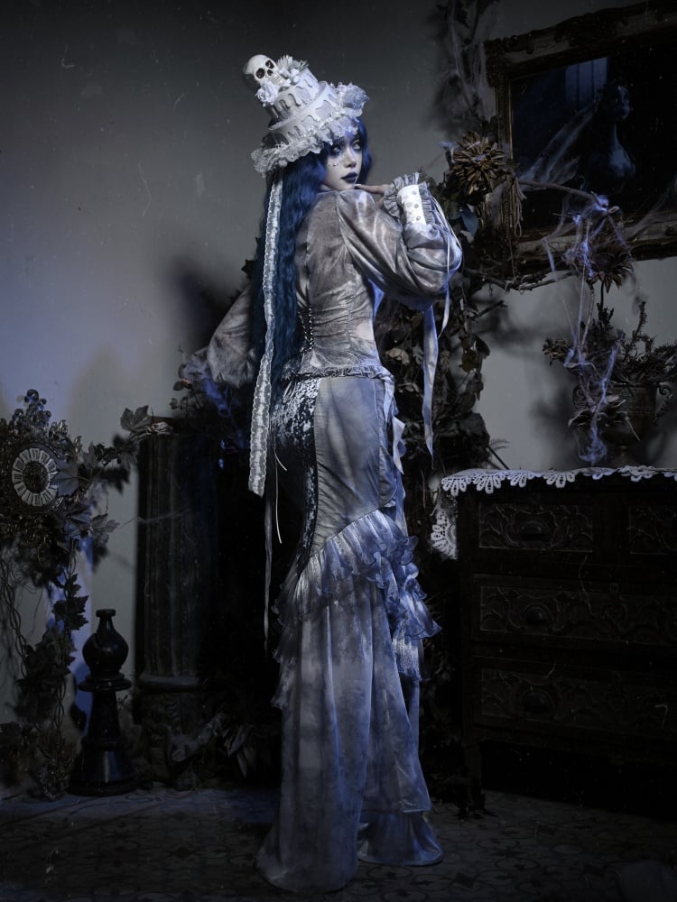 Corpse Bride – Chiffon-Hemd mit Rüschen und hohem Kragen in staubblauer Batikoptik