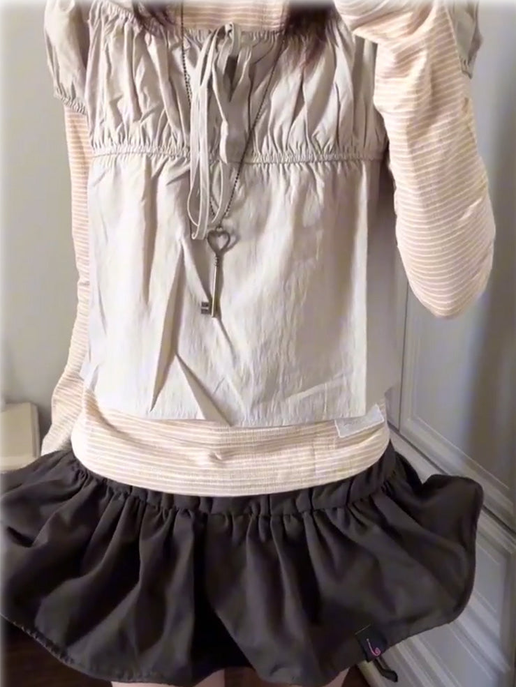 ベージュのパフスリーブ、セルフタイストラップネックライントップス