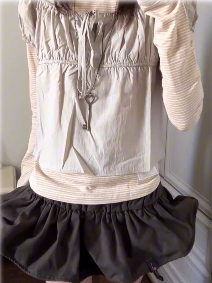 ベージュのラウンドネックストライプトップス