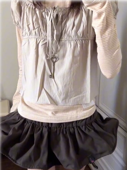 ベージュのラウンドネックストライプトップス