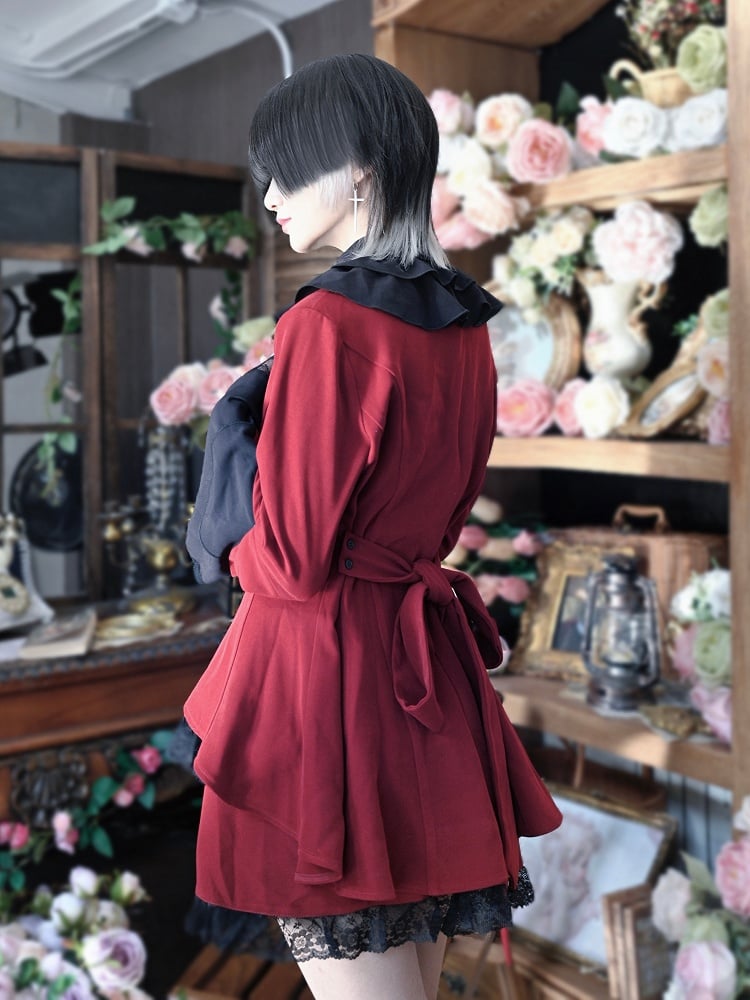 Schwarzes Gothic-Outfit-Set mit rotem und mit Spitzenbesatz verziertem, spitzem, flachem Kragen und Glockenärmeln sowie Stufenrock –