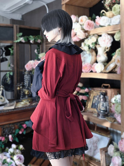 Schwarzes Gothic-Outfit-Set mit rotem und mit Spitzenbesatz verziertem, spitzem, flachem Kragen und Glockenärmeln sowie Stufenrock –