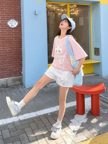 Weiße Freizeitshorts mit elastischer Taille und Kätzchen-Applikation