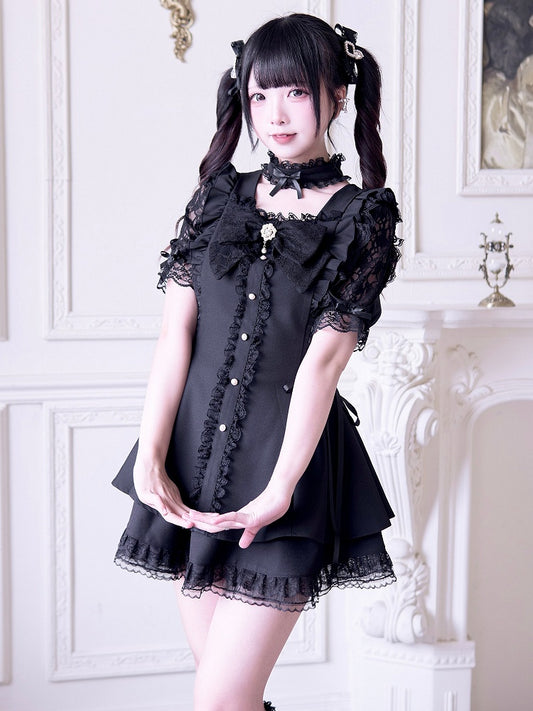 Schwarzes Jirai Kei-Set: Minikleid mit ausgeschnittenen Schultern, seitlichen Schnürdetails und Rock