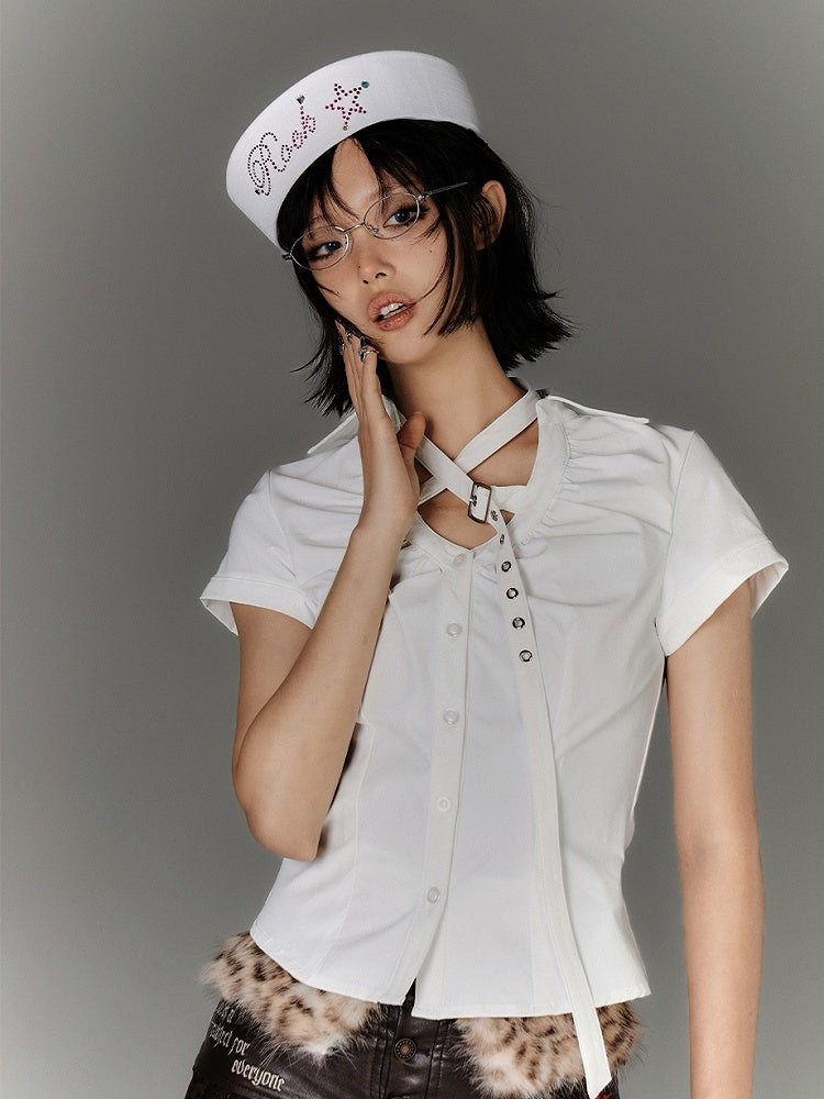 バックホワイトバックルY2Kストラップネックラインバタフライカットアウトディテールシャツ