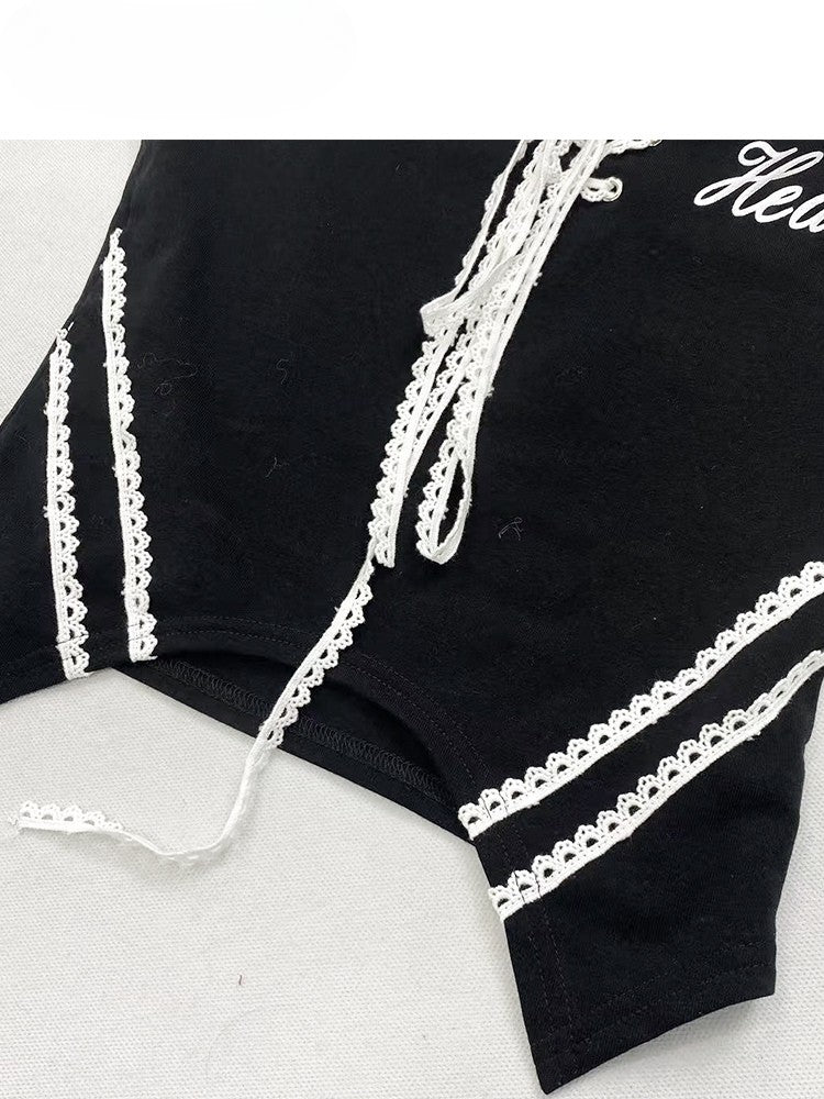 レースアップディテールとレタープリントのオフショルダーがかわいい、ブラックのビタースイートネックライントップス