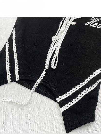 レースアップディテールとレタープリントのオフショルダーがかわいい、ブラックのビタースイートネックライントップス