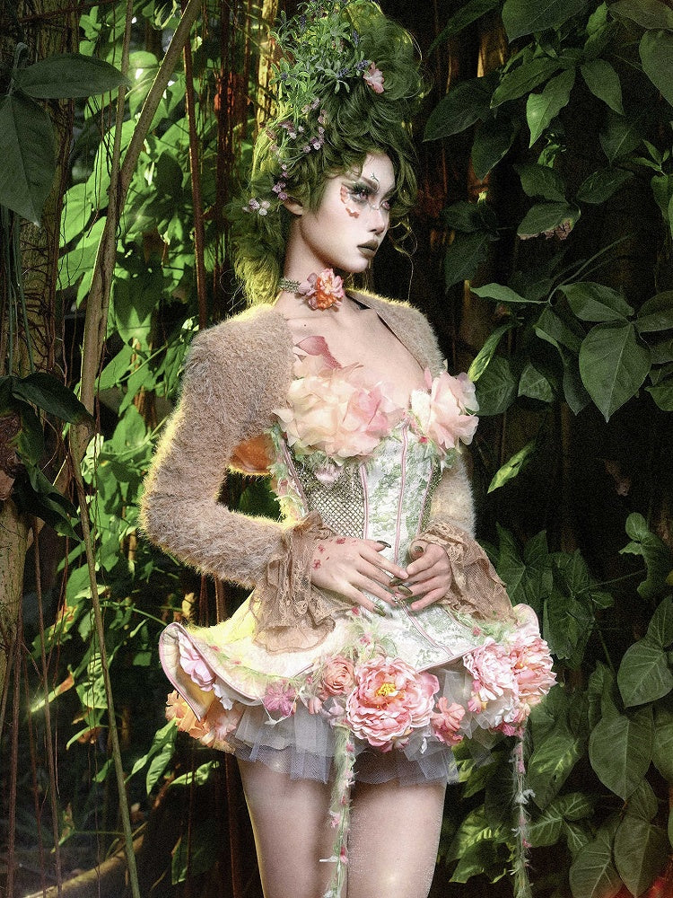 Kamelfarbenes, kurzes Oberteil mit Volant-Manschetten und langen Ärmeln für den Frühling