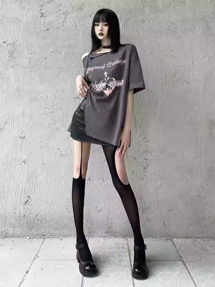 グレーのカットアウトショルダーサイドスリットルーズグラマラスグラフィックTシャツ