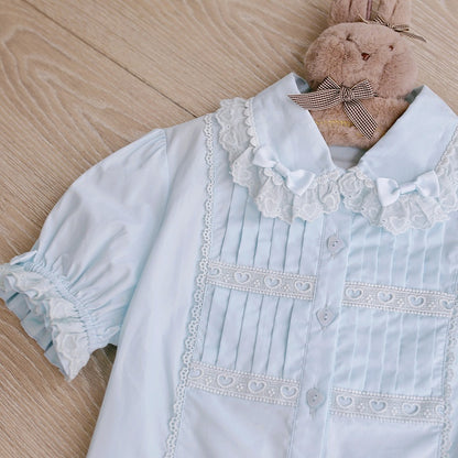 取り外し可能な袖が付いたブルーのショートパフスリーブブラウス