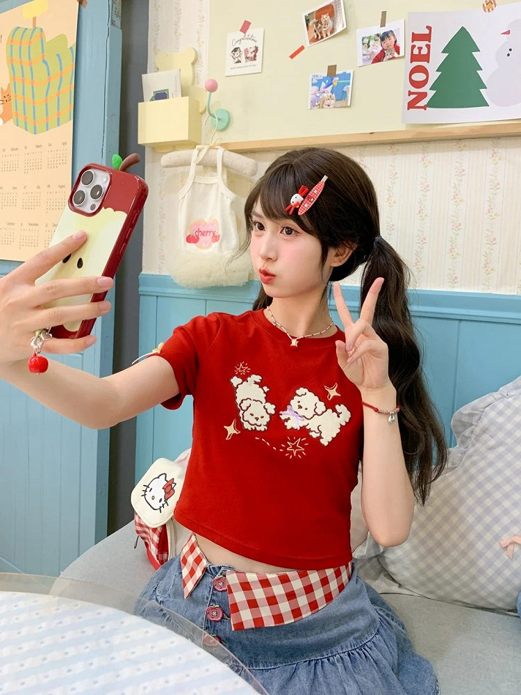 赤いラウンドネックの愛らしい子犬の刺繍入りクロップドTシャツ