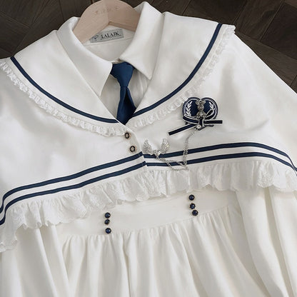 白と青のレーストリムのセーラーカラーマント