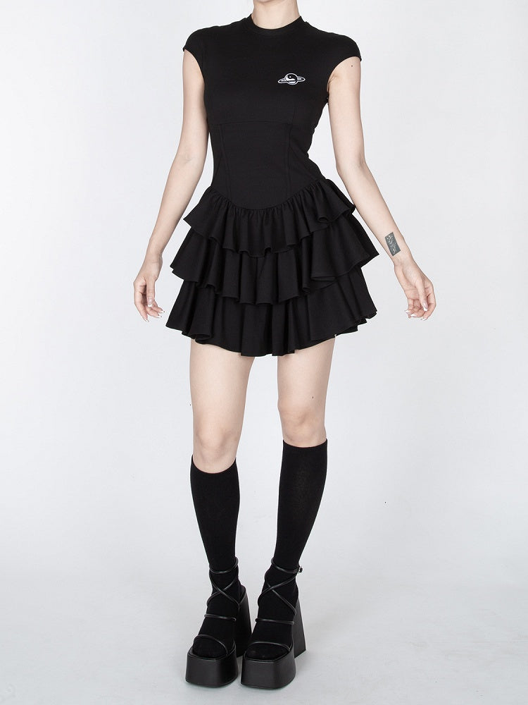 Schwarz/weißes, gestuftes, kurzärmliges Minikleid mit Rüschen