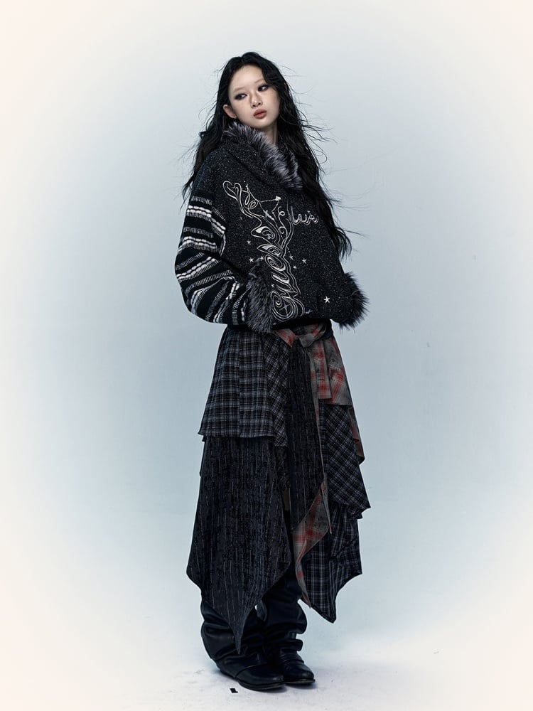 Schwarz-weißer Kapuzenpullover mit Plüschbesatz und gestreiften Ärmeln