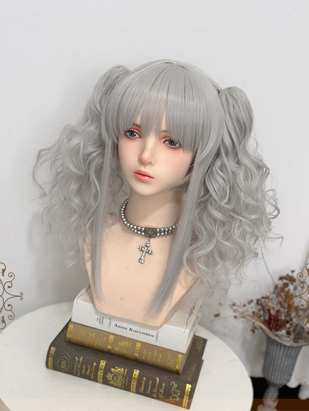 + グレーの爪、前髪付きポニーテール2本、ウェーブのかかった長さのウィッグ、バスト上
