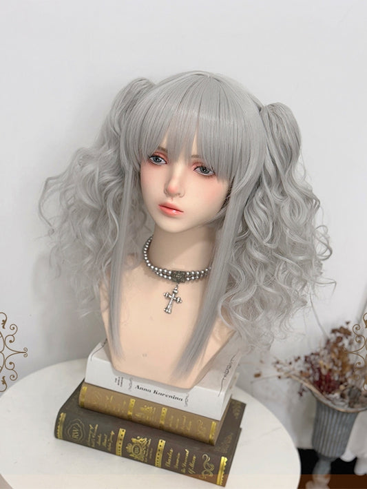 + グレーの爪、前髪付きポニーテール2本、ウェーブのかかった長さのウィッグ、バスト上