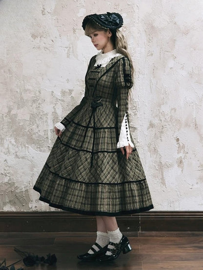 mit Ärmeln, elegantes, klassisches kariertes Kleid und schwarzem, langem Ausschnitt, grüne Paspelspitze, Lolita