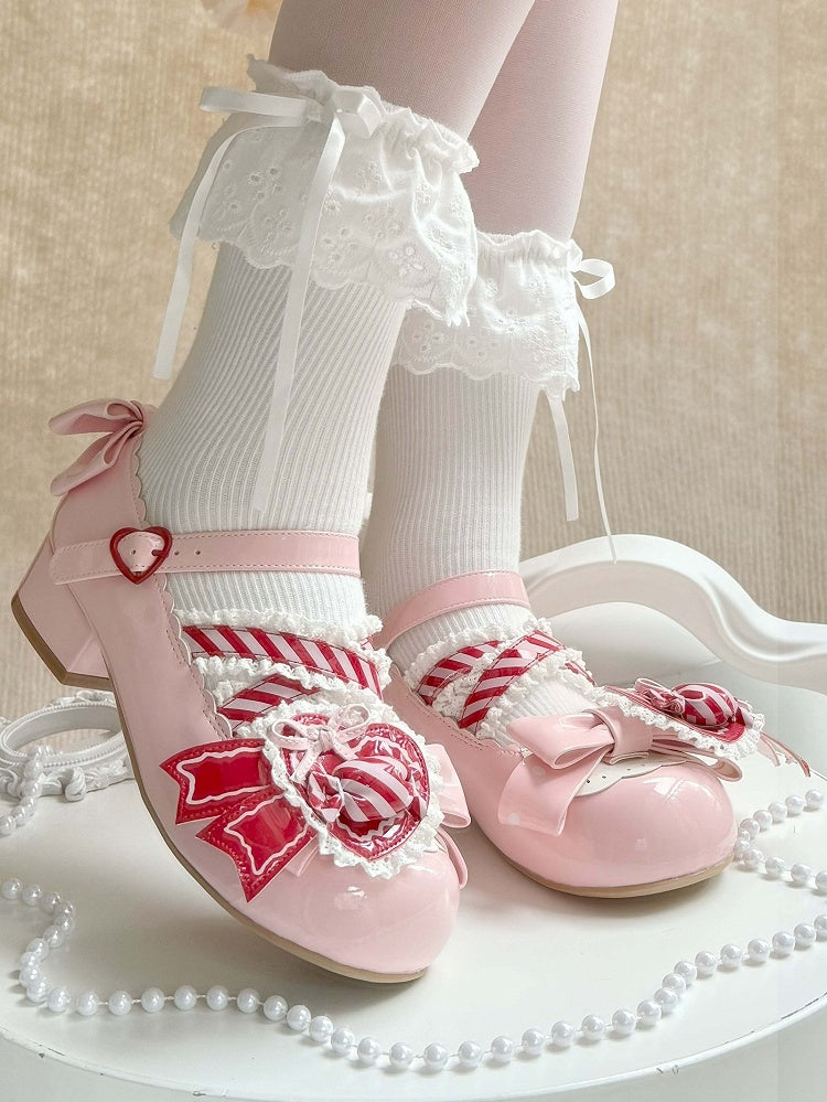 Janes Mary – Schuh mit kreuz und quer verlaufenden Clip-Riemen und Herzmotiv, tiefrot, gerüschte Spitze, rosa Design, süße runde Zehenpartie mit Schleifendetails