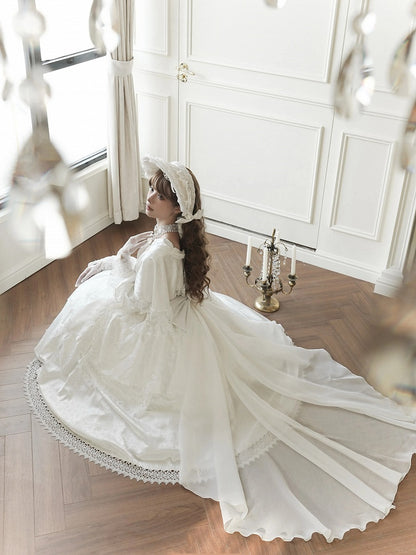 Weiße Schleppe mit großer Schleife