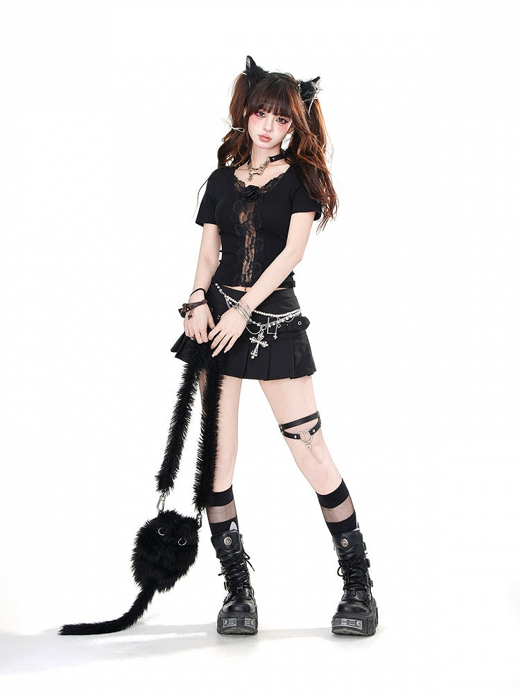 ブラック/レッドのロゼットレーストリム、バタフライカットアウトディテール、背面にグラマラスなクロップドトップス