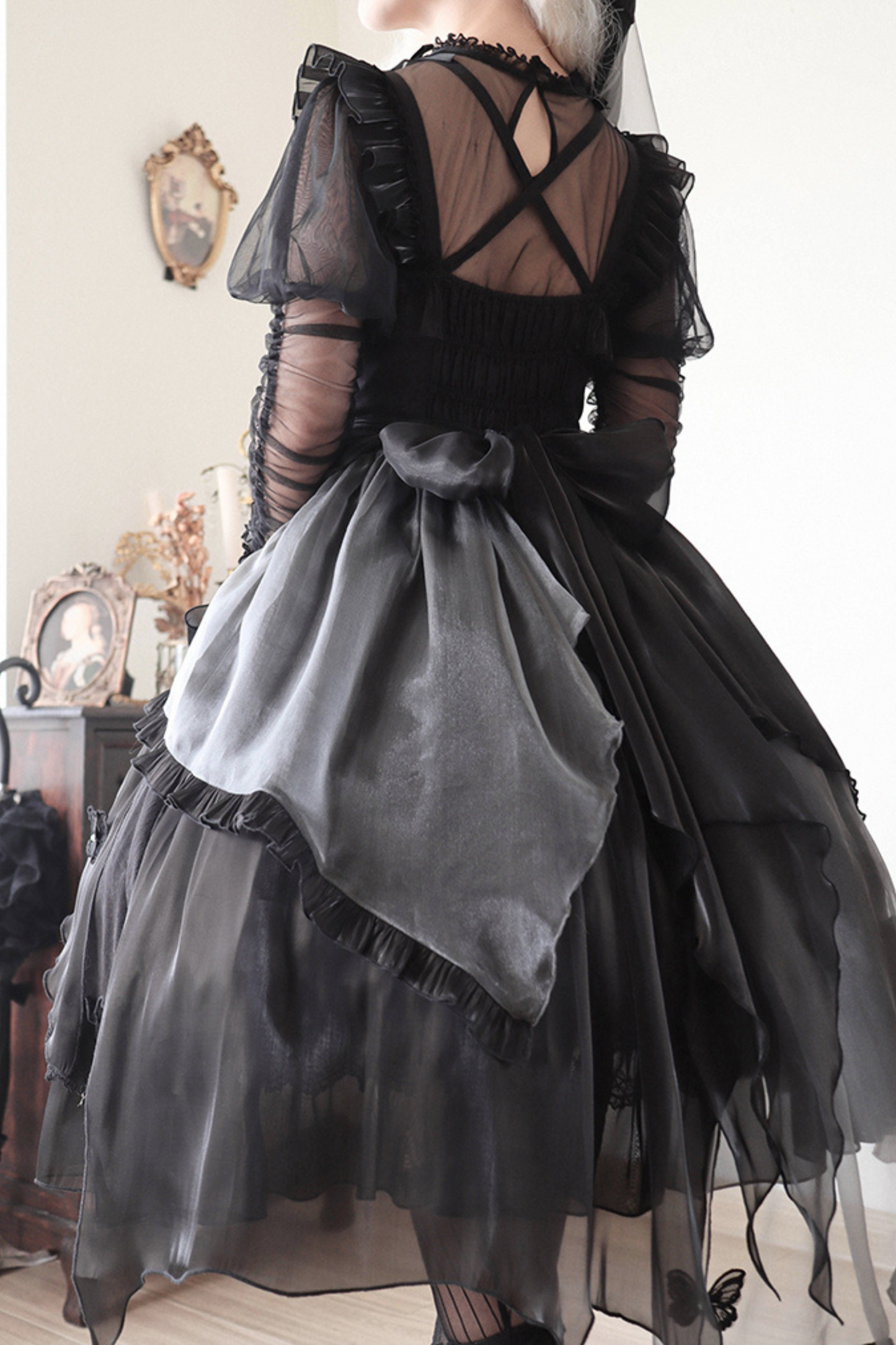 Kleid mit fliegenden großen Lolita-Ärmeln