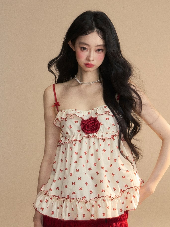 Aprikosenfarbenes Camisole mit Rüschen und rotem Schleifenmuster