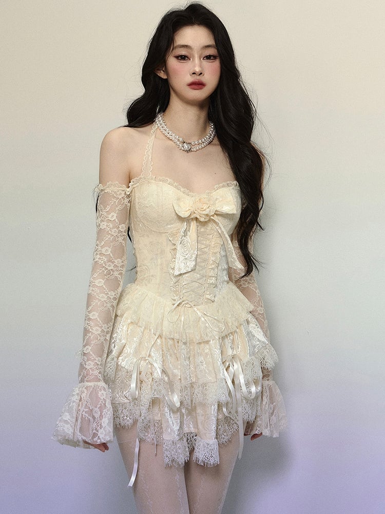 Aprikosenfarbenes Neckholderkleid aus Spitze mit Blumenschleife und Schnürdetail