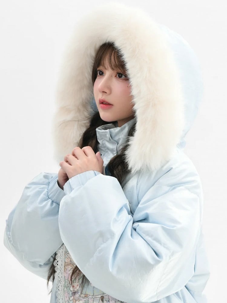 Blauer Daunenmantel mit Kapuze und Applikation