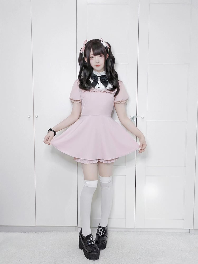 Rosa Kleid mit Rüschenausschnitt, Spitzenmanschetten und Shorts mit Rüschenbesatz