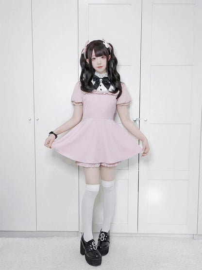 Rosa Kleid mit Rüschenausschnitt, Spitzenmanschetten und Shorts mit Rüschenbesatz