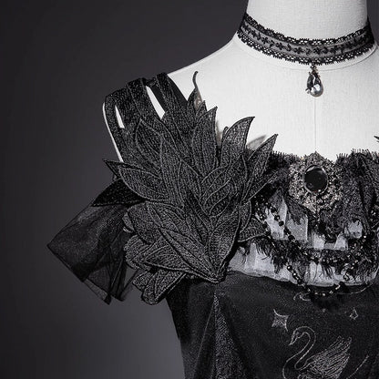 Taille Gothic Shimmer Kuro Black Swan besticktes Baskenkleid
