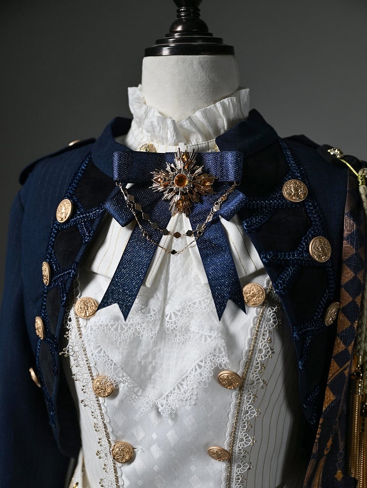 Rote Brosche Schwarze dunkelblaue Fliege